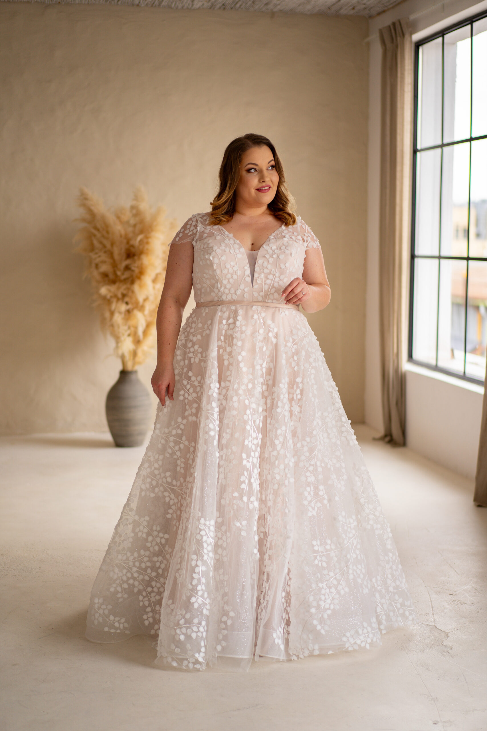 Hochzeitskleid von Lasabina - Curvy Bride - Plussize Wedding Dress